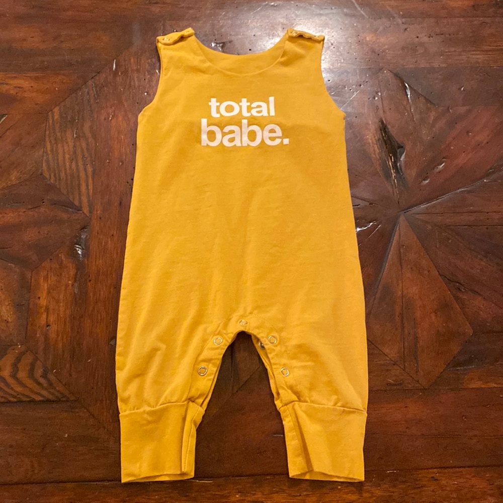 Denver James “total babe.” Unisex Mustard Yellow Sleeveless Romper Size 6-12 Mon